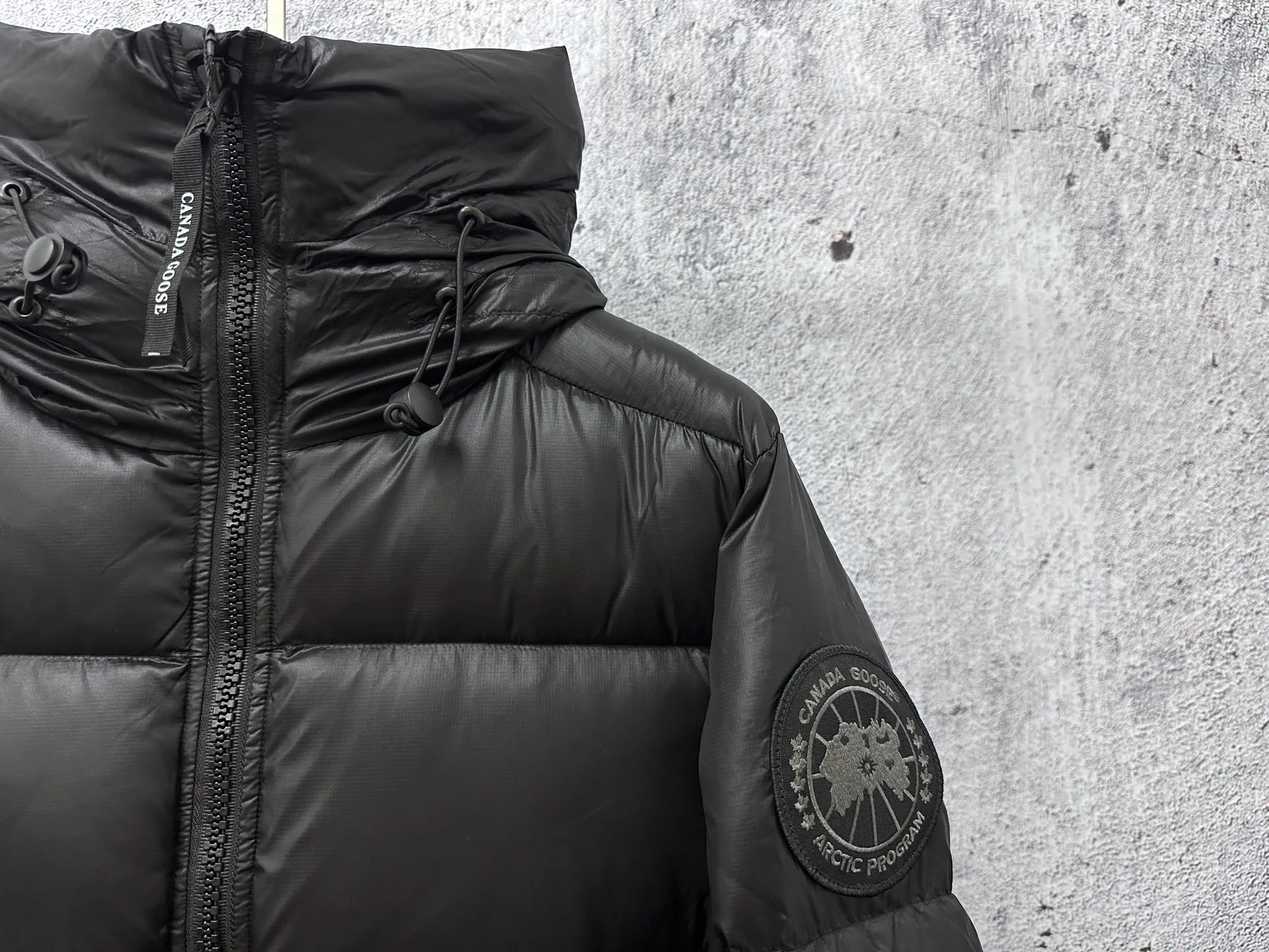 P780 [𝘾𝘼𝙉𝘼𝘿𝘼 𝙂𝙊𝙊𝙎𝙀] Canada Goose's limited new Crofton puff down jacket, top version, ceiling level Crofton soft loaf, 2024 latest style, cold protection effect up to level 4, using recycled Feather-Light tear-resistant fabric, ultra-light, no weight on the upper body at all! The unique black label highlights your temperament‼ ️ Canada Goose, a Canadian brand, has always been recognized as the warmest down jacket. Various Instagram celebrities, Internet celebrities, and celebrities often wear it for street photos. I make Canada Goose every year, but I still can't get rid of my love for it. No matter how cold the days are, there is no need to be afraid, because there is! Filled with 90% white duck down, it is the legendary warmest down jacket and is known as a must-have for Arctic outdoor sports! The most popular down jacket in the world, celebrities are rushing to buy it, it is a must-have!  Size: S~XXL